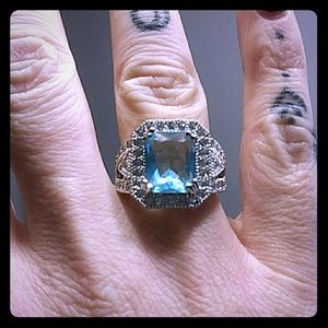 💙Stunning Emerald Cut Topaz ring! Size 7 💙